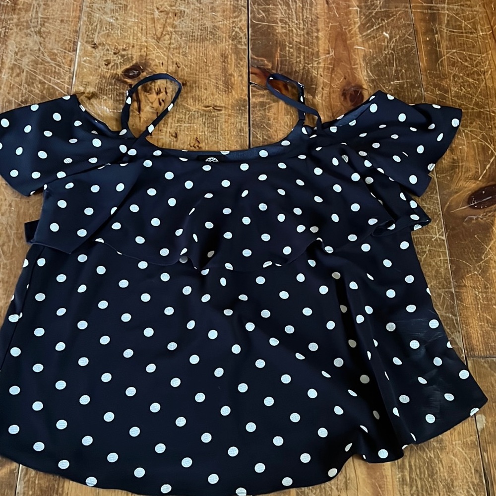 Blouse with straps and arm sleeves (off the shoulder)